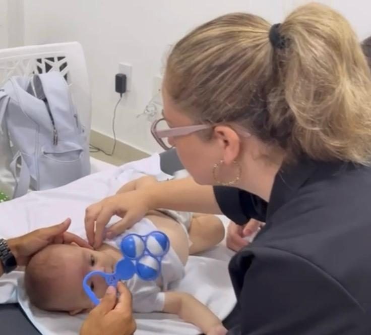 Dra. Letícia Rocha em atendimento de osteopatia pediátrica